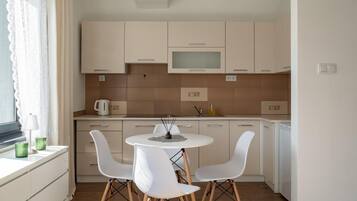 Deluxe Studio Suite, Balcony, City View | Iron/ironing board, free WiFi