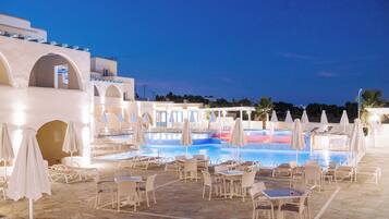 Een buitenzwembad, parasols voor strand/zwembad