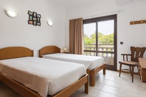 2 chambres, coffres-forts dans les chambres, fer et planche à repasser