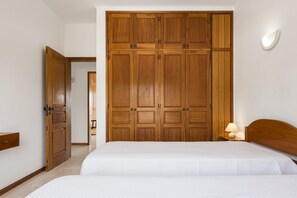 2 bedrooms, in-room safe, iron/ironing board, free WiFi