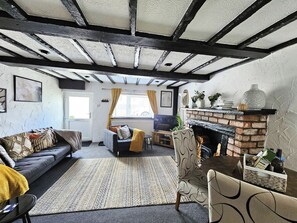 Smart-tv, eldstad och dvd-spelare