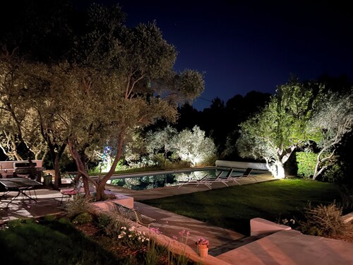 Welcome to your slice of paradise: Charming villa, XXL pool, 5 min from Aix