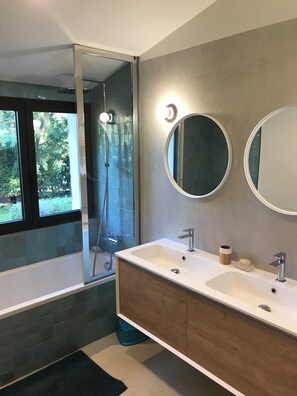 Shower, hair dryer, towels, soap - Welcome to your slice of paradise: Charming villa, XXL pool, 5 min from Aix (Aix-en-Provence)