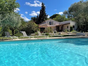 Outdoor pool - Welcome to your slice of paradise: Charming villa, XXL pool, 5 min from Aix (Aix-en-Provence)