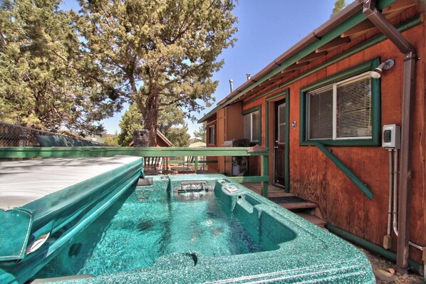Signature Cabin, 2 Bedrooms, Hot Tub, Mountain View | Private spa tub