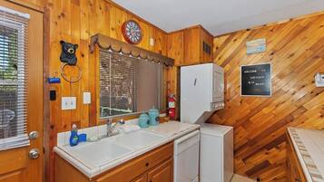 Signature Cabin, 2 Bedrooms, Hot Tub, Mountain View | Laundry
