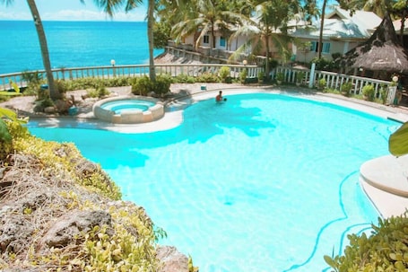 Outdoor pool. Estaca Bay Gardens Conference Resort powered by Cocotel