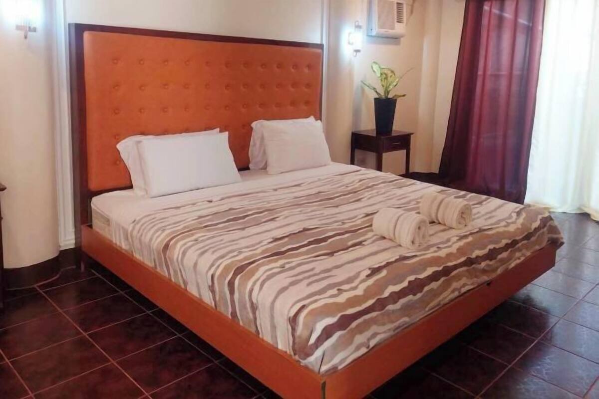 Escritorio, wifi gratis, ropa de cama