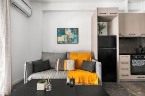 Apartment, 2 Bedrooms, Balcony, City View | Ruang tamu | 38 inci sebuah televisyen pintar dengan kabel, perkhidmatan penstriman 