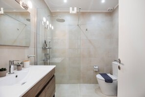 Apartment, 2 Schlafzimmer, Balkon, Stadtblick | Badezimmer | Dusche, Regendusche, kostenlose Toilettenartikel, Haartrockner