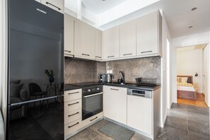 Apartment, 2 Bedrooms, Balcony, City View | Dapur peribadi | Peti sejuk/penyejuk beku saiz penuh, ketuhar, dapur 