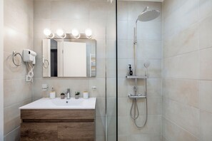 Apartment, 2 Bedrooms, Balcony, City View | Bathroom