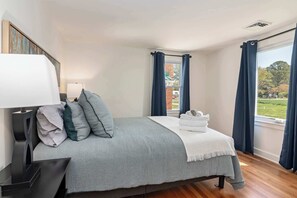 3 bedrooms, desk, WiFi, bed sheets