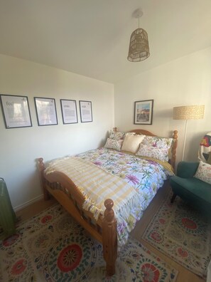 1 bedroom, iron/ironing board, WiFi, bed sheets - Cosy Irish Cabin studio in fabulous Derry with WiFi & Private Bathroom (Derry)