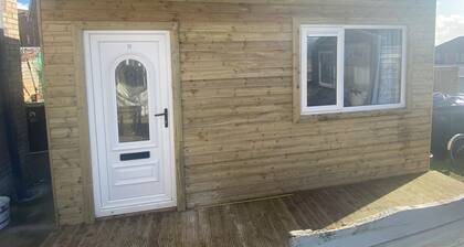 Cosy Irish Cabin studio in fabulous Derry with WiFi & Private Bathroom