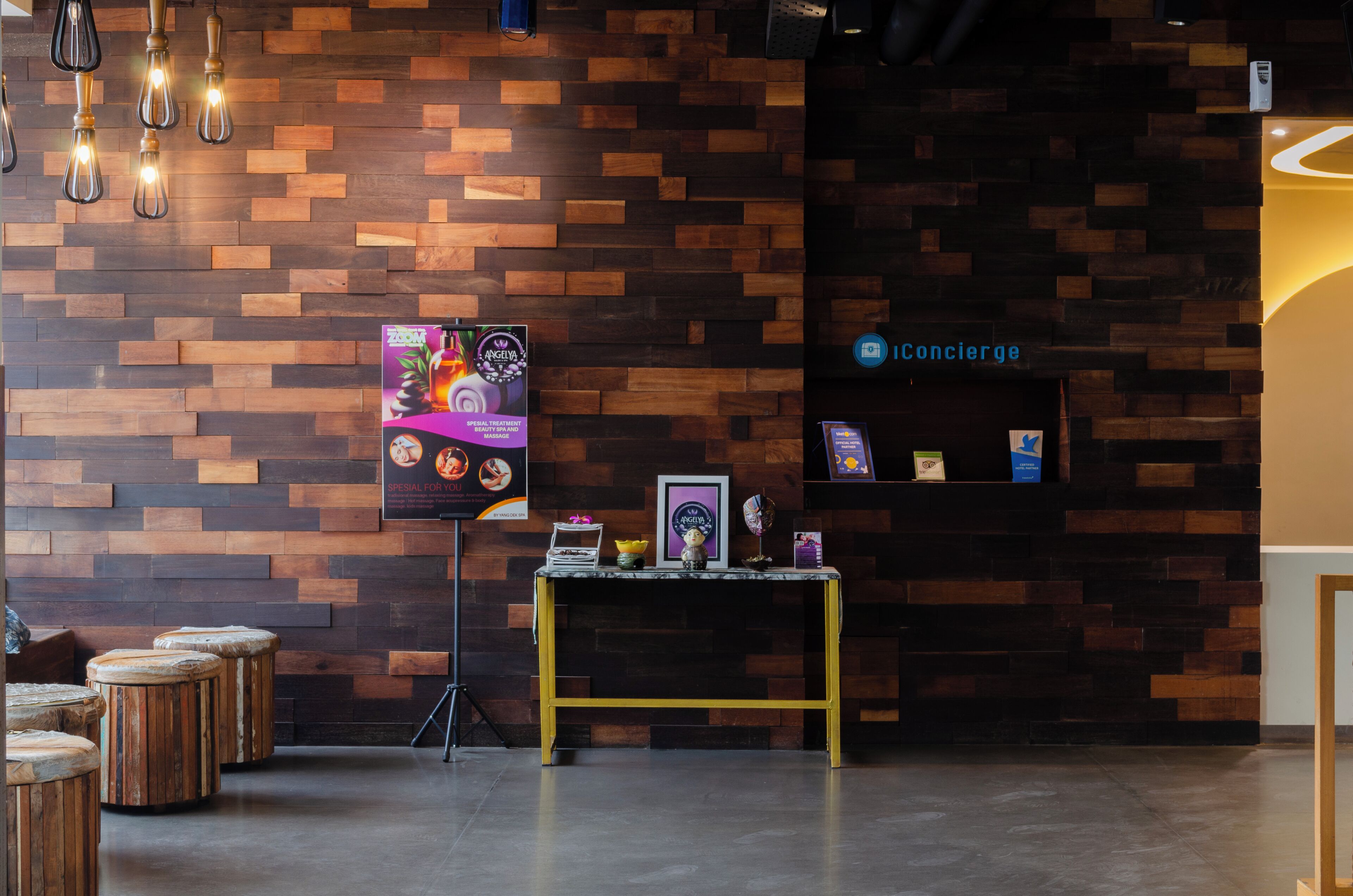 Un interior moderno con una pared de madera, un mostrador de recepción y un letrero que dice 'Concierge'.