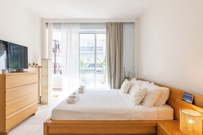 2 chambres, bureau, fer et planche à repasser, draps fournis