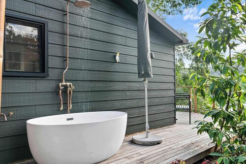 The Cabin by Coast Hosting