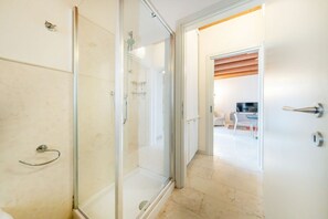 Regadera, secadora de cabello, bidet 