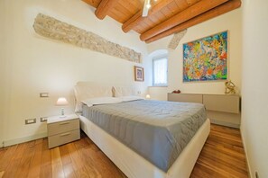 Tabla de planchar con plancha, wifi y ropa de cama 