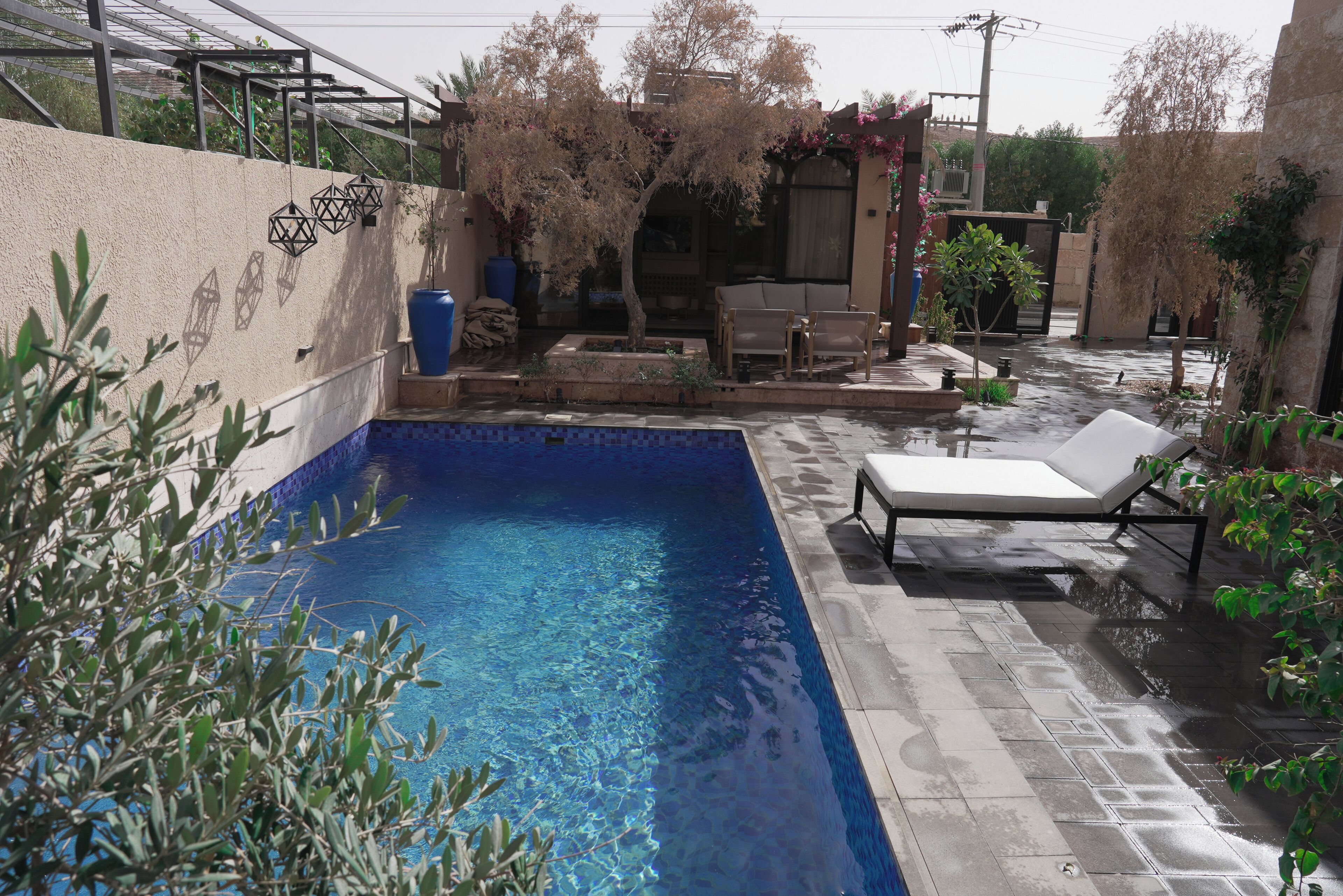 屋内プール、屋外プール、営業時間 24 時間営業、カバナ (無料)、プール パラソル