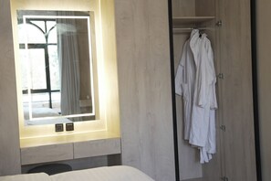 Executive Chalet, Mountain View | Bathroom | Hair dryer, slippers, towels, soap - Voyage Itlalat Resort (Diryah)