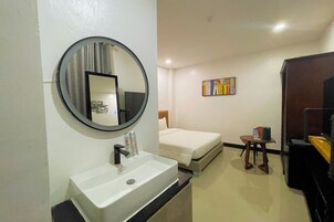 Deluxe Room, Non Smoking | Desk, free WiFi