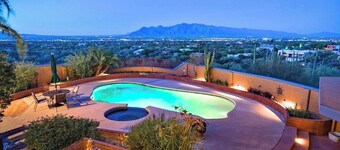 4 Bedroom Hilltop Retreat with Pool, Spa & City Views – Near Saguaro National Park & Downtown
