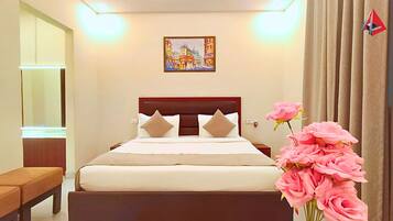 Royal-Studiosuite | Zimmersafe, Schreibtisch, laptopgeeigneter Arbeitsplatz