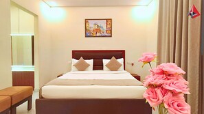 Suíte estúdio real | Cofres nos quartos, escrivaninha, espaço de trabalho para notebook