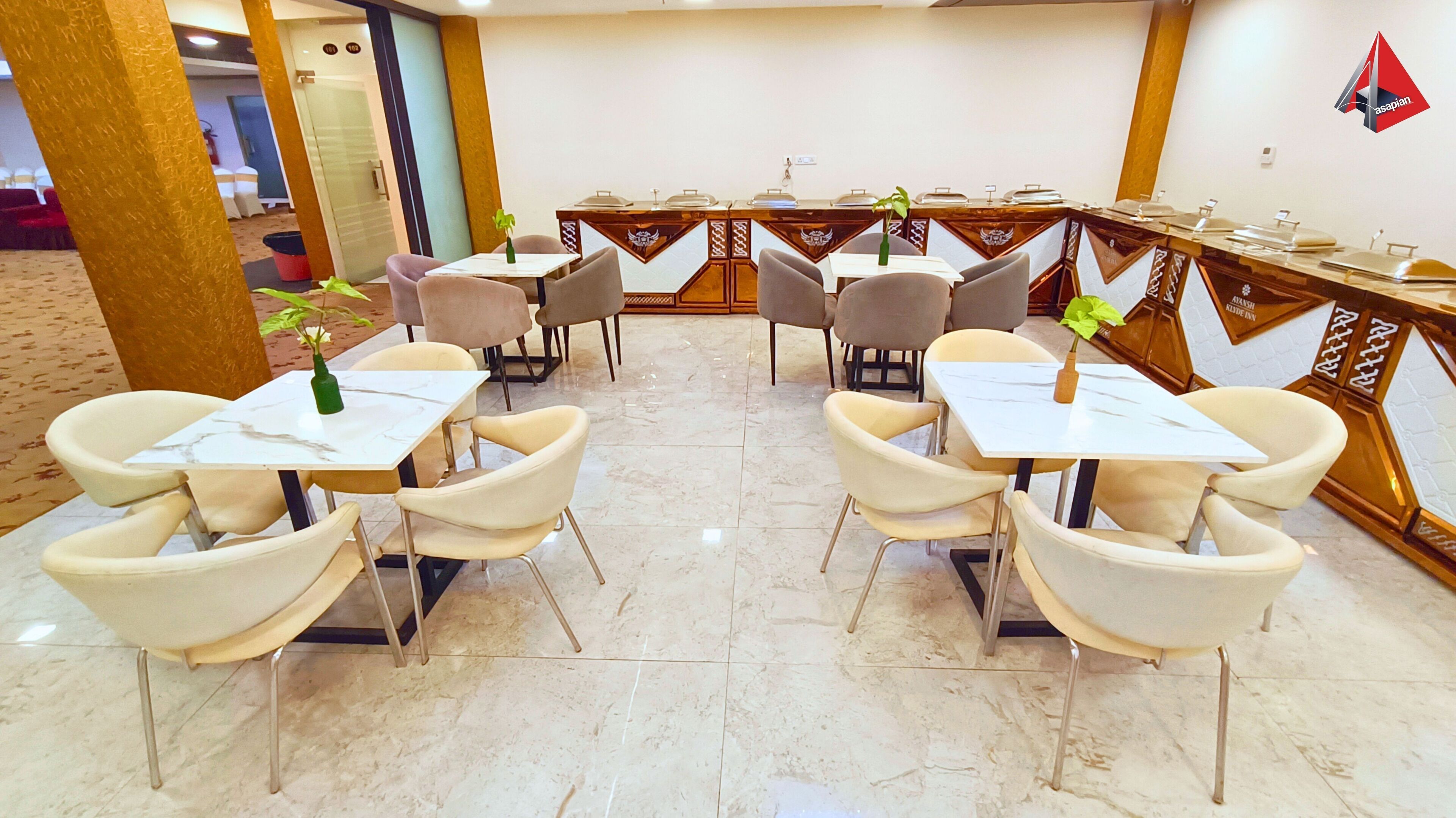Een restaurant met een centrale bar, meerdere tafels met stoelen en een betegelde vloer.