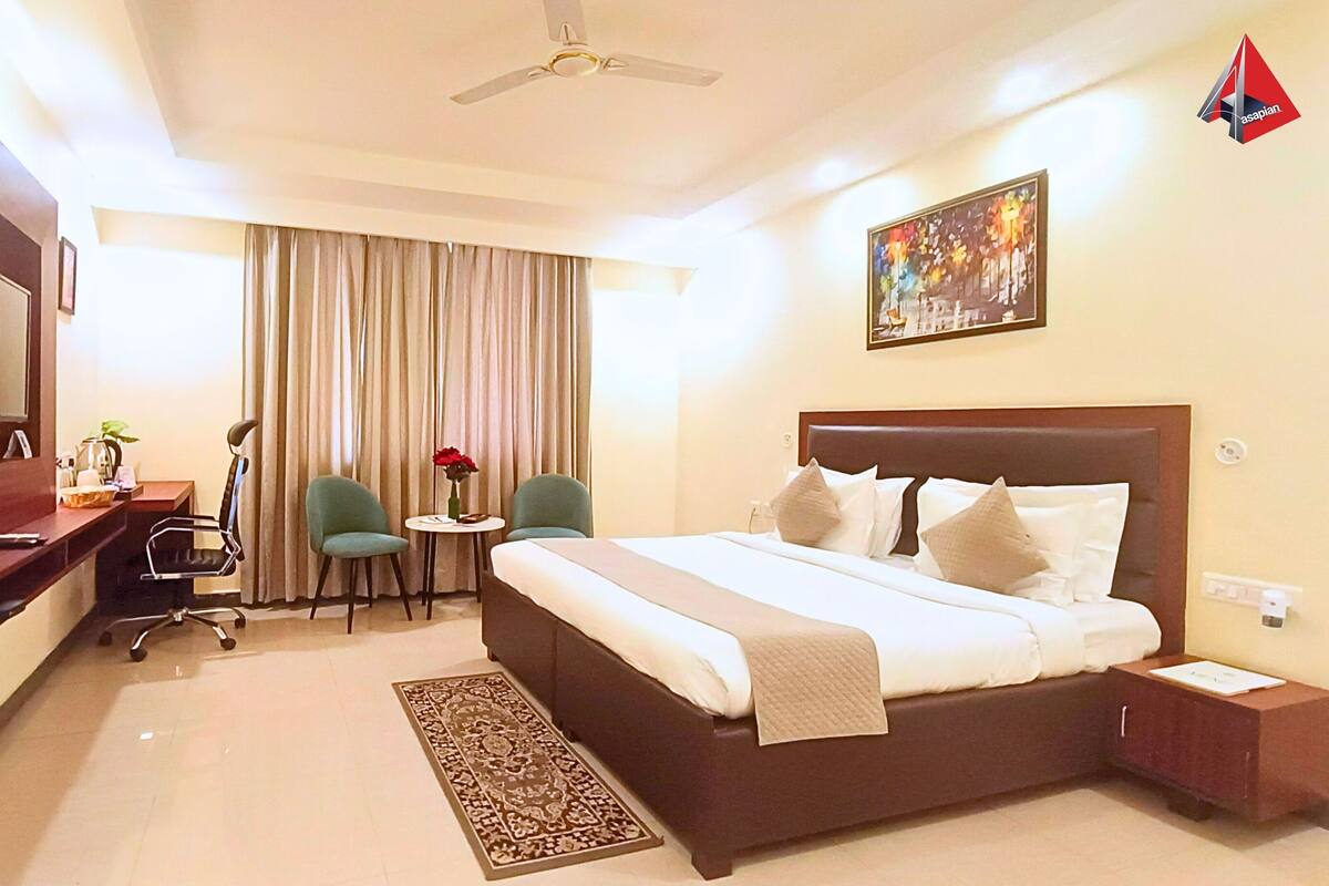 Executive Double Room | In-room safe, desk, laptop workspace, iron/ironing board