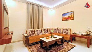 Studio Suite Royal | Két bảo mật tại phòng, bàn, khu vực làm việc phù hợp cho laptop 