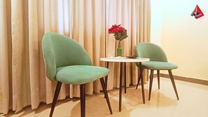 Phòng đôi Executive | Két bảo mật tại phòng, bàn, khu vực làm việc phù hợp cho laptop 