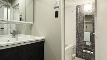 Bañera y ducha independientes, secador de pelo, pantuflas, toallas