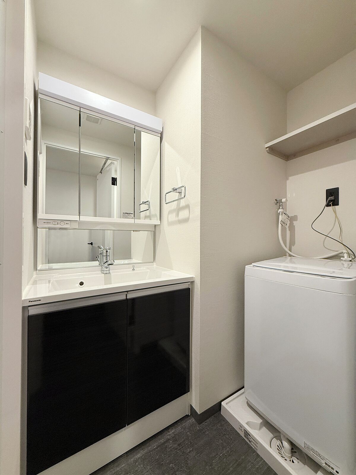 Een aparte badkuip en douche, een haardroger, pantoffels, handdoeken
