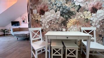 Comfort Apartment, Balcony, City View | In-room dining