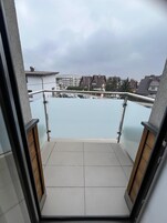 Apartamento Confort, balcón, vistas a la ciudad | Balcón
