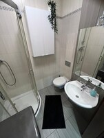 Apartamento Confort, balcón, vistas a la ciudad | Baño