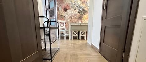 Departamento Confort, balcón, vista a la ciudad | Área de sala de estar