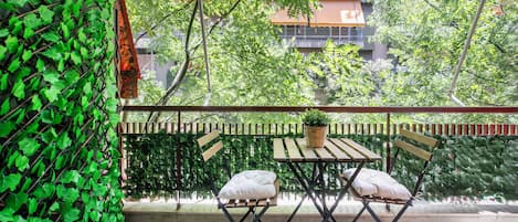 Apartamento básico, 2 quartos, cozinha, vista para a cidade | Sacada