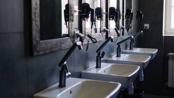 Buồng tắm vòi sen, máy sấy tóc, khăn tắm