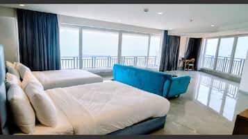 Sea View Family balcony Suite | เครื่องนอนระดับพรีเมียม, ผ้านวมขนเป็ด, เตียงพร้อมฟูกเสริมที่นอน