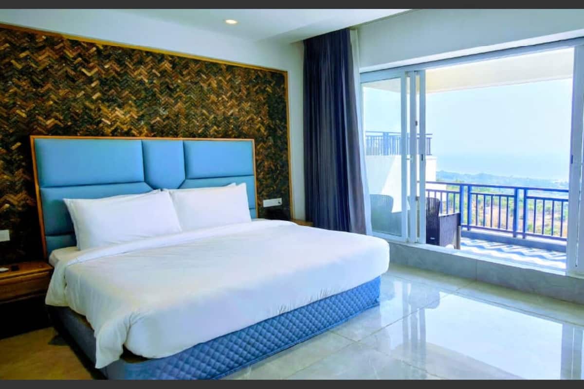 Sea View king Balcony suite | Premium bedding, down comforters, pillowtop beds, in-room safe