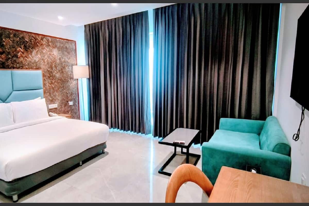  Sea View King Balcony Room | Premium bedding, down comforters, pillowtop beds, in-room safe