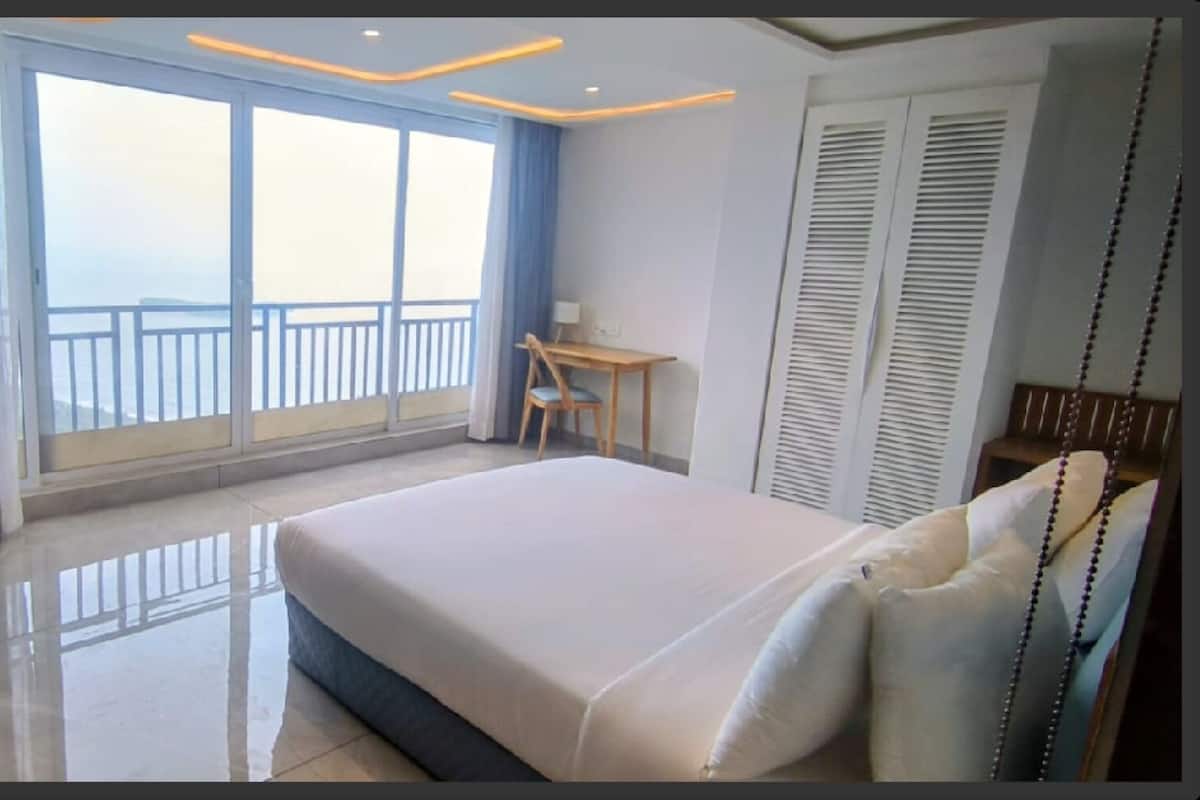 Sea View King Premium Suite Room | Premium bedding, down comforters, pillowtop beds, in-room safe