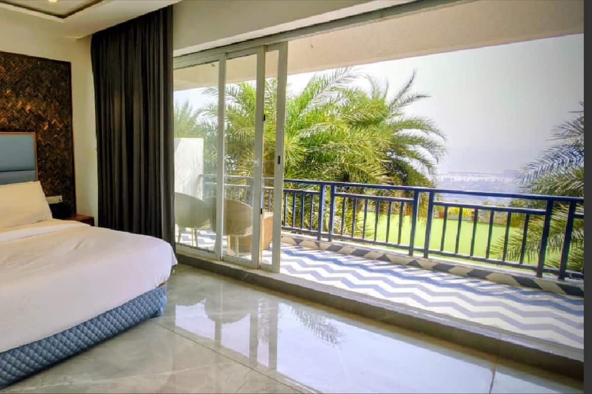 Sea View King Balcony Studio | Premium bedding, down comforters, pillowtop beds, in-room safe
