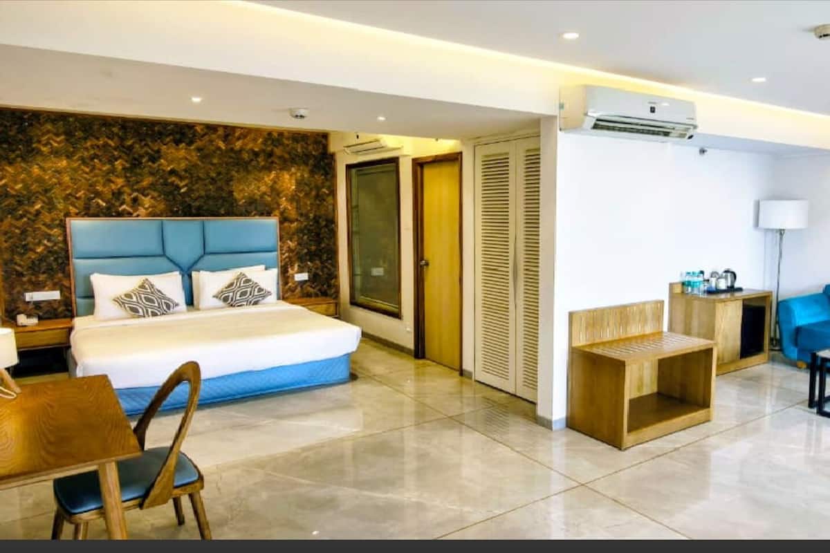 Sea View King Garden Studio Room | Premium bedding, down comforters, pillowtop beds, in-room safe