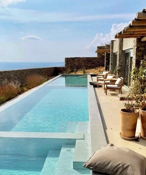 Outdoor pool, open 8:00 AM to 8:00 PM, pool umbrellas, pool loungers - Hotiday Mykonos Fanari (Mykonos)