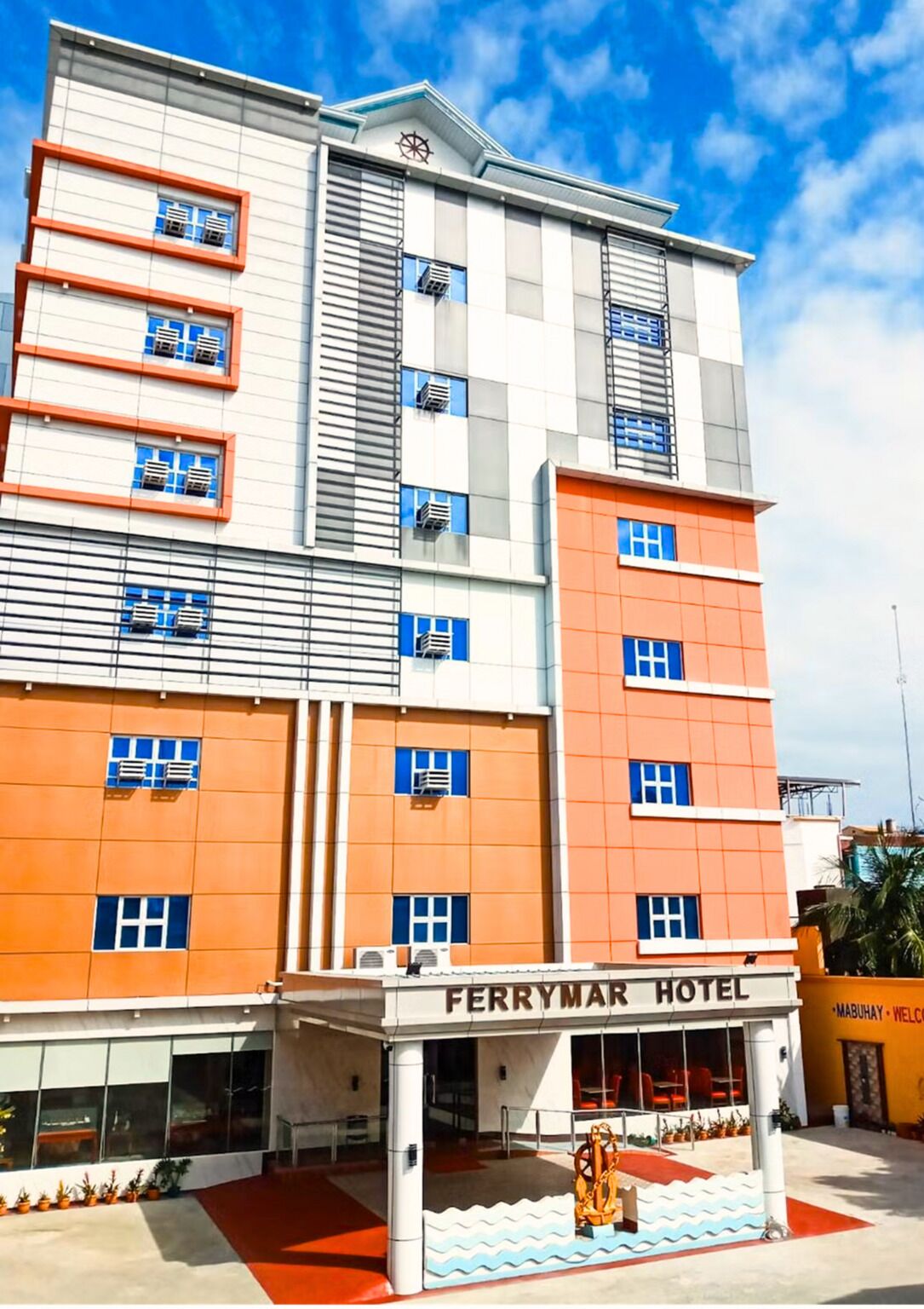 Un hotel de diversos pisos amb un cartell destacat que diu "FERRYMAR HOTEL".
